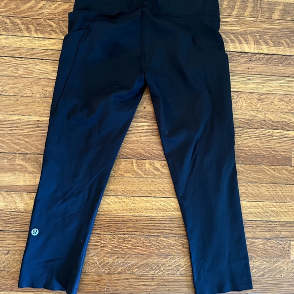 Lululemon Swift Speed High-Rise Crop 21". Size 4. Black. - Picture 2 of 3